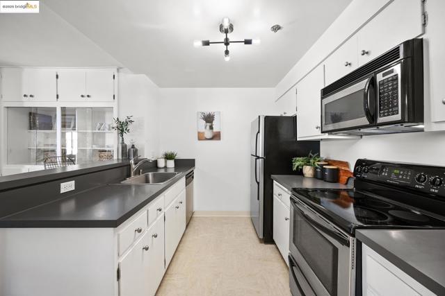 5405 Carlton St, Oakland CA: https://media.crmls.org/mediaz/c2639384-f6a6-41eb-a04e-9db90ac86d77.jpg