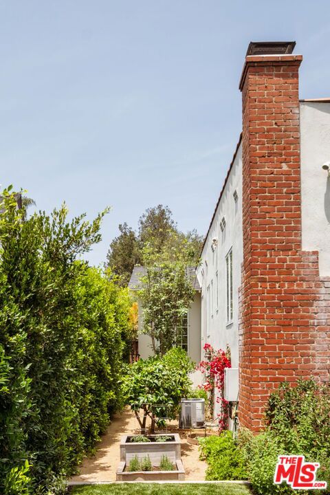 1068 Queen Anne Place, Los Angeles CA: https://media.crmls.org/mediaz/c264f732-f1b9-42c4-8feb-bfa154589a86.jpg