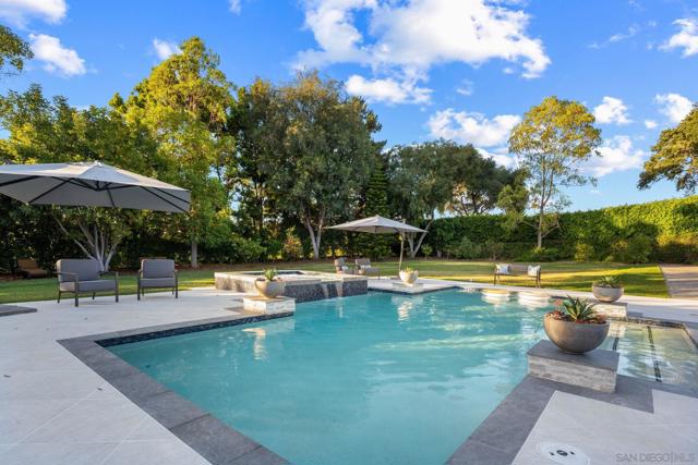 16770 Via De Los Rosales, Rancho Santa Fe CA: https://media.crmls.org/mediaz/c2654af1-2418-4281-a7a4-adfa3bbeed90.jpg