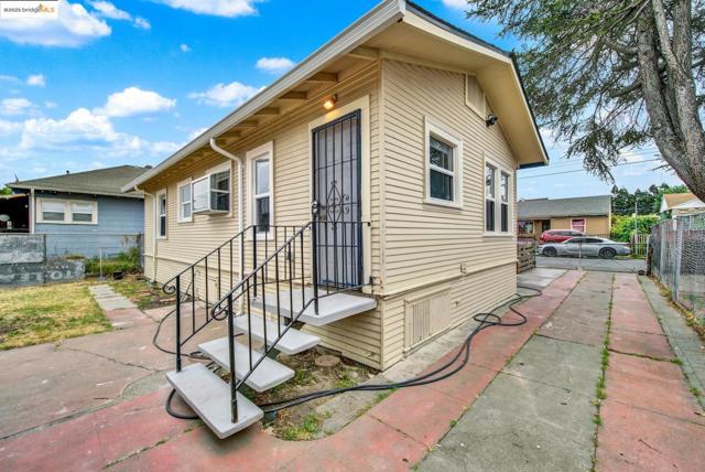1009 106Th Ave, Oakland CA: https://media.crmls.org/mediaz/c26645de-9197-4fc7-890b-0de66d9f00ce.jpg