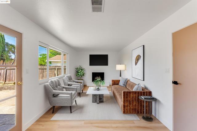 1908 New Jersey St, Fairfield CA: https://media.crmls.org/mediaz/c267743f-35b0-481f-a869-98517548657f.jpg