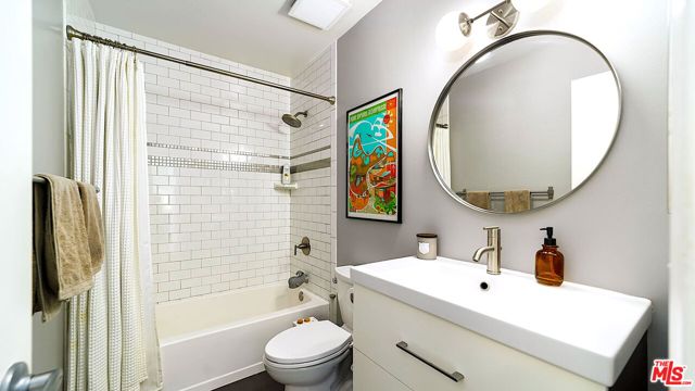 4315 Duquesne Avenue, Culver City CA: https://media.crmls.org/mediaz/c267b568-bdb0-47d3-9190-5fea89dd9183.jpg
