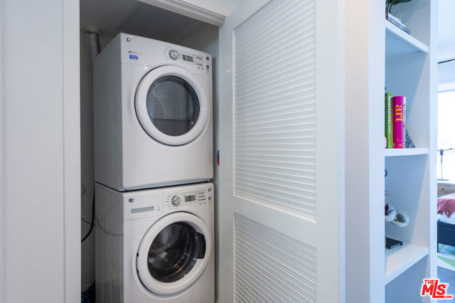 2929 pennsylvania Avenue, Santa Monica CA: https://media.crmls.org/mediaz/c26801ea-be2c-457b-9ece-5503820db0f5.jpg