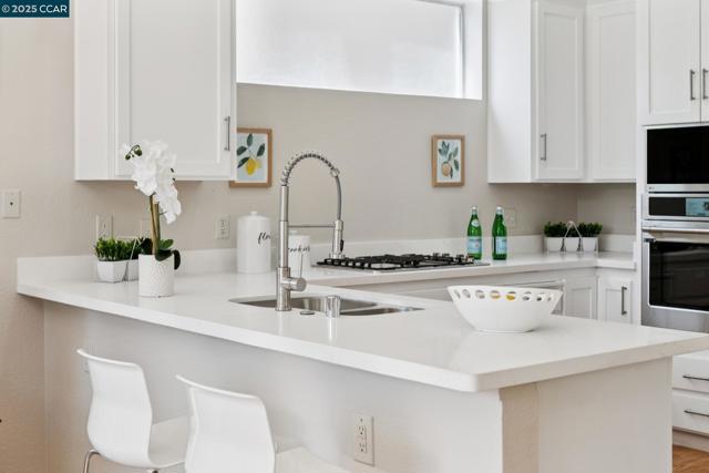 1017 45Th St, Emeryville CA: https://media.crmls.org/mediaz/c2688e0f-f393-4aaf-b879-baaab03f715b.jpg