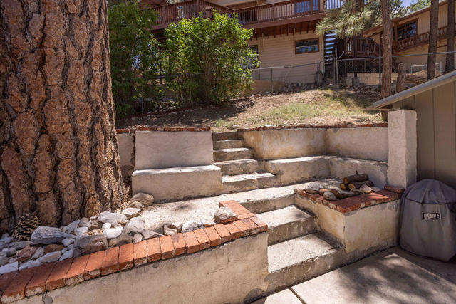 308 W Rainbow Boulevard, Big Bear CA: https://media.crmls.org/mediaz/c2692e53-8249-4a47-8021-76de1d5a3770.jpg