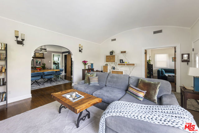 1569 S Orange Grove Avenue, Los Angeles CA: https://media.crmls.org/mediaz/c269ae55-3816-447b-8910-115e2bd70a86.jpg