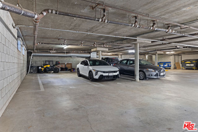 14256 Victory Boulevard, Van Nuys CA: https://media.crmls.org/mediaz/c26a70c3-3920-4a33-a034-9183eca2d603.jpg
