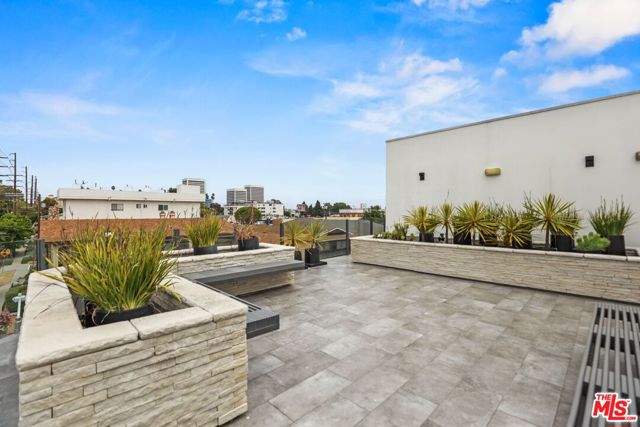 1515 Colby, Los Angeles CA: https://media.crmls.org/mediaz/c26a8e4c-08ec-405f-8813-da81e8d133b6.jpg