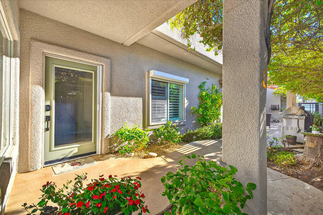 10 Colonial Drive, Rancho Mirage CA: https://media.crmls.org/mediaz/c26b08e3-2972-4e9c-b822-5f1a07c9a5b9.jpg
