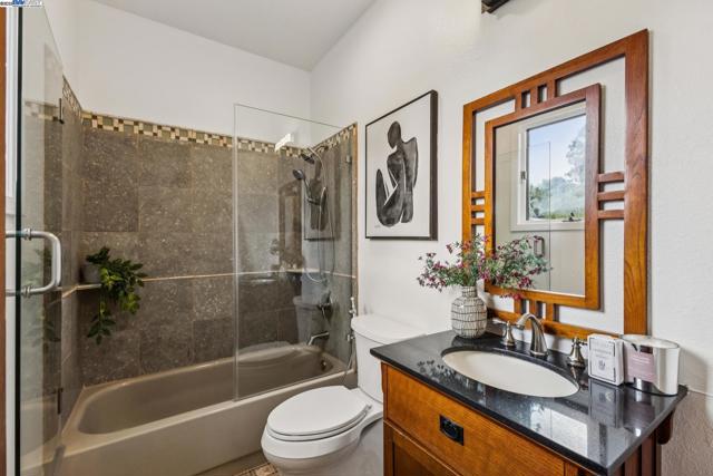 3215 Liberty Ave, Alameda CA: https://media.crmls.org/mediaz/c26bc843-09e2-409d-80a8-6612e46331e4.jpg