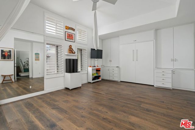 6435 Zumirez Drive, Malibu CA: https://media.crmls.org/mediaz/c26c023b-8a16-45d1-813f-4d771dc145d3.jpg