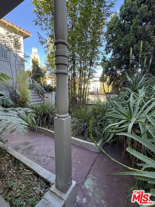 4010 W Adams Boulevard, Los Angeles CA: https://media.crmls.org/mediaz/c26c41f0-61e1-4d95-8c24-2cdd6de494a7.jpg