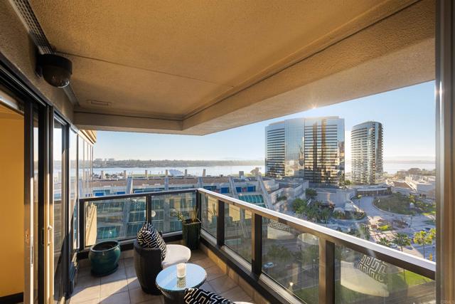 200 Harbor Dr, San Diego CA: https://media.crmls.org/mediaz/c26c8655-917d-4648-93ac-47dc3ad3bd20.jpg