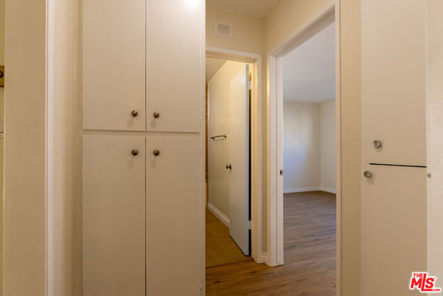1033 6TH Street, Santa Monica CA: https://media.crmls.org/mediaz/c26d5923-9b1d-4920-9676-ecb28b40a946.jpg