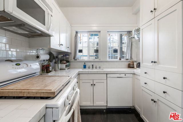 1120 W Edgeware Road, Los Angeles CA: https://media.crmls.org/mediaz/c26e1fa1-46eb-455e-b8ea-3a2129e1936a.jpg