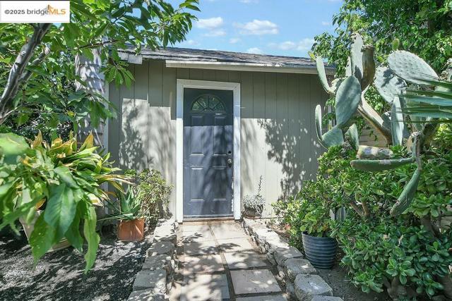 4746 Mammouth Lane, Oakley CA: https://media.crmls.org/mediaz/c26f20fa-d423-4b4d-9c18-f9d9ddc812dd.jpg