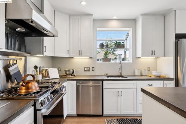 1509 Francis St, Albany CA: https://media.crmls.org/mediaz/c26fe40d-9c30-4bb9-9d2b-22ec022d7d9b.jpg