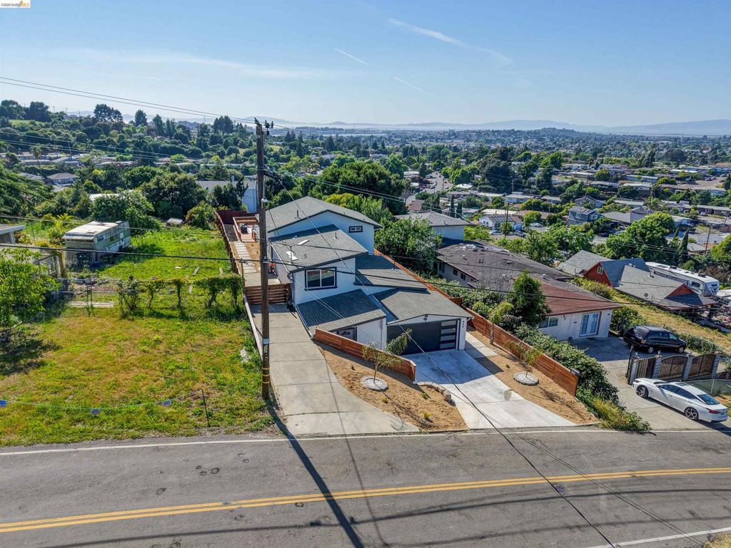 https://media.crmls.org/mediaz/c270cec3-ede6-40ca-864d-a103178d3579.jpg?preset=X-Large