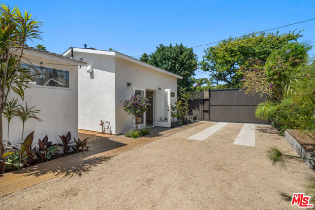 2425 Cloy Avenue, Venice CA: https://media.crmls.org/mediaz/c271ebfb-5656-43b3-b2d6-2882684b6af0.jpg