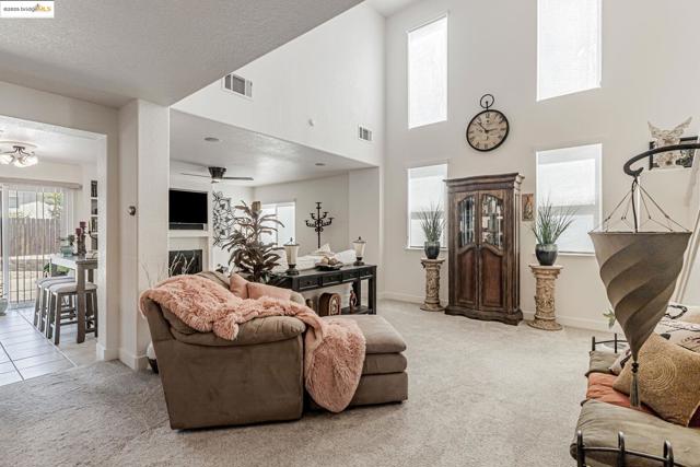 8215 Red Elk Dr, Elk Grove CA: https://media.crmls.org/mediaz/c272a9a6-87f1-4142-839f-8358948de0bf.jpg