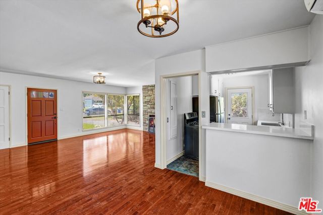 520 N Beachwood Drive, Burbank CA: https://media.crmls.org/mediaz/c27426ab-fddf-4a8f-8370-a41932ae620a.jpg