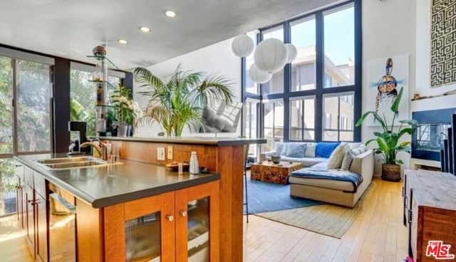14 Mast Street, Marina del Rey CA: https://media.crmls.org/mediaz/c275f995-e6a5-49e9-a27d-320f88923d35.jpg