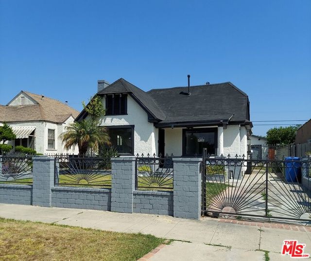 3831 W 60th Street, Los Angeles CA: https://media.crmls.org/mediaz/c2762ff9-8e9d-4d92-b1ce-c77a459af10a.jpg