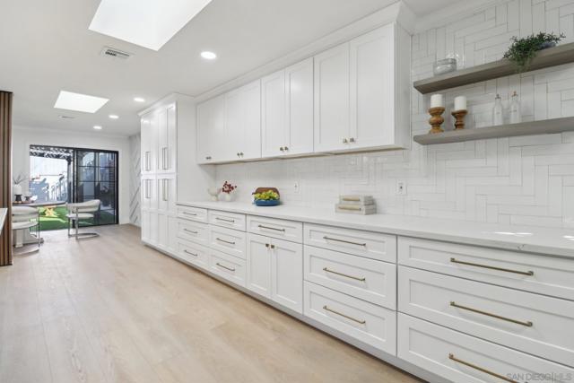 4367 Summit Dr, La Mesa CA: https://media.crmls.org/mediaz/c2774524-3263-4cc4-923f-c0fc196f2d60.jpg