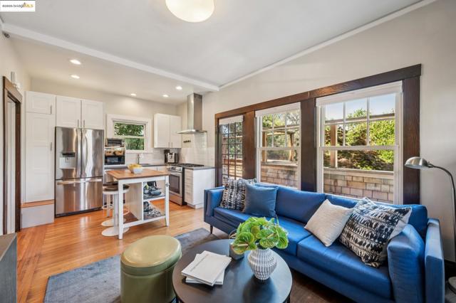 485 Hardy St, Oakland CA: https://media.crmls.org/mediaz/c27829df-13e2-4ce7-8dd1-44af119267f7.jpg