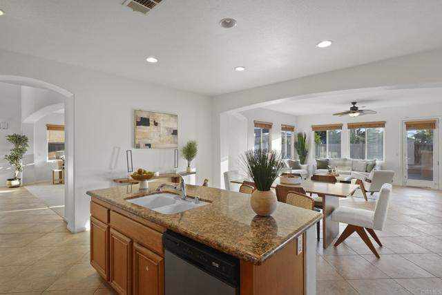 Detail Gallery Image 11 of 49 For 1418 Oakpoint Ave, Chula Vista,  CA 91913 - 5 Beds | 3 Baths
