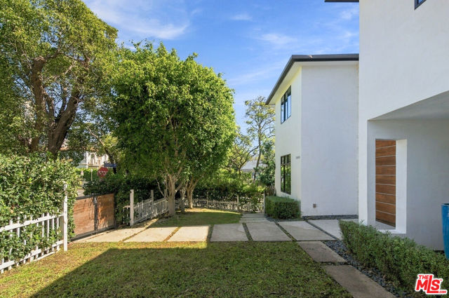10844 Rochester Avenue photo 41
