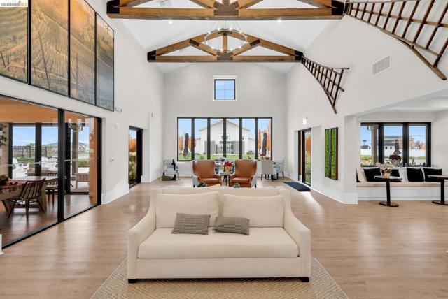 2087 Stars Dr, Rio Vista CA: https://media.crmls.org/mediaz/c279f505-0825-4c4e-a799-b4b1e569846b.jpg