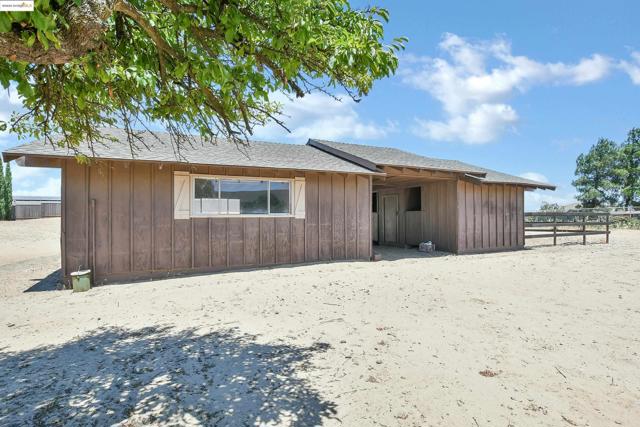 918 Carpenter Rd, Oakley CA: https://media.crmls.org/mediaz/c27a6a6c-8ba1-48e9-9677-0e64e4c42455.jpg