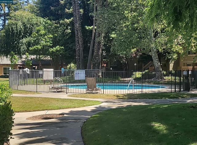 810 Oak Grove Rd, Concord CA: https://media.crmls.org/mediaz/c27b8df3-e225-4ff5-aee4-1bf450802144.jpg