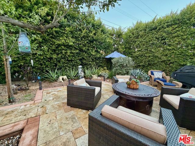 13957 Chandler Boulevard, Sherman Oaks CA: https://media.crmls.org/mediaz/c27bf03f-25a9-456d-ae82-15f57fd676fa.jpg