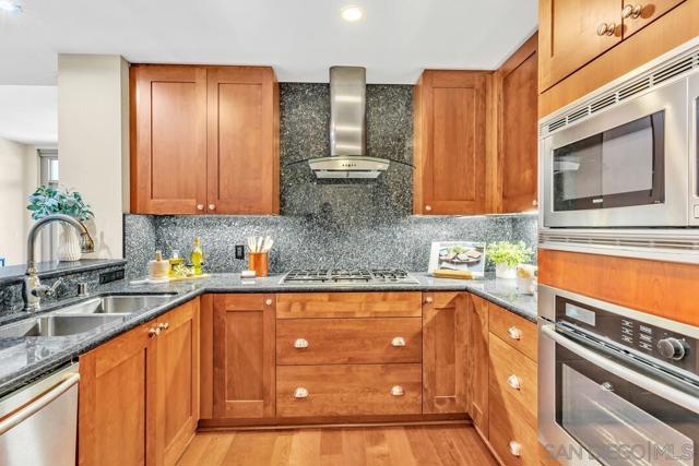 700 W E St, San Diego CA: https://media.crmls.org/mediaz/c27c0d7b-4349-4b93-bac3-0a8b53ba72d9.jpg