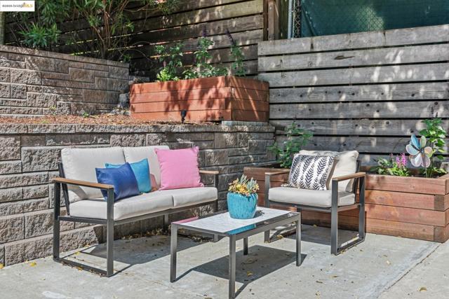 2847 Shasta Rd, Berkeley CA: https://media.crmls.org/mediaz/c27d89a4-0589-4ace-a042-8a42a6ec5550.jpg