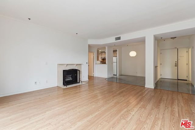 211 CALIFORNIA Avenue, Santa Monica CA: https://media.crmls.org/mediaz/c27f564c-a0a6-4b5c-824c-297f89011eaa.jpg