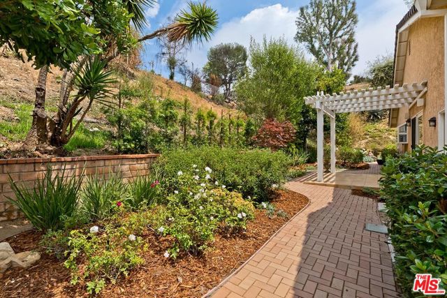 17181 Avenida De La Herradura, Pacific Palisades CA: https://media.crmls.org/mediaz/c27fb6f8-f57c-4224-afa1-22d3cd0a80d6.jpg