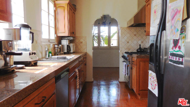 1134 S Hayworth Avenue, Los Angeles CA: https://media.crmls.org/mediaz/c27ff5e8-d502-4e7b-9156-1f82c89008f6.jpg