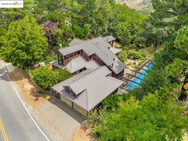 5950 Grizzly Peak Blvd, Oakland CA: https://media.crmls.org/mediaz/c2809342-25af-404b-b614-5fc8ad5e3e15.jpg