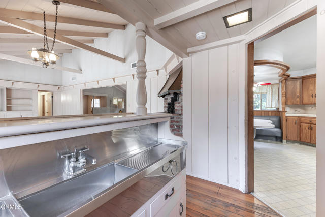 887 Vallombrosa Drive, Pasadena CA: https://media.crmls.org/mediaz/c281651d-456e-4e13-8257-8c01303d6bf5.jpg