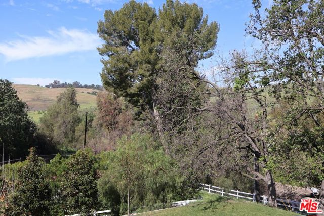 5831 Fitzpatrick Road, Hidden Hills CA: https://media.crmls.org/mediaz/c28175d1-b60b-4b5b-a2f4-3e1f7d8bd202.jpg