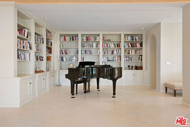 1634 Gilcrest Drive, Beverly Hills CA: https://media.crmls.org/mediaz/c281a9a8-8218-440f-bcea-1b21e9e6fb58.jpg