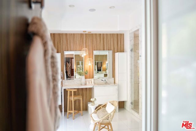 9852 San Circle, Beverly Hills CA: https://media.crmls.org/mediaz/c281cd42-1df1-45f1-b27c-b2fa609adacc.jpg