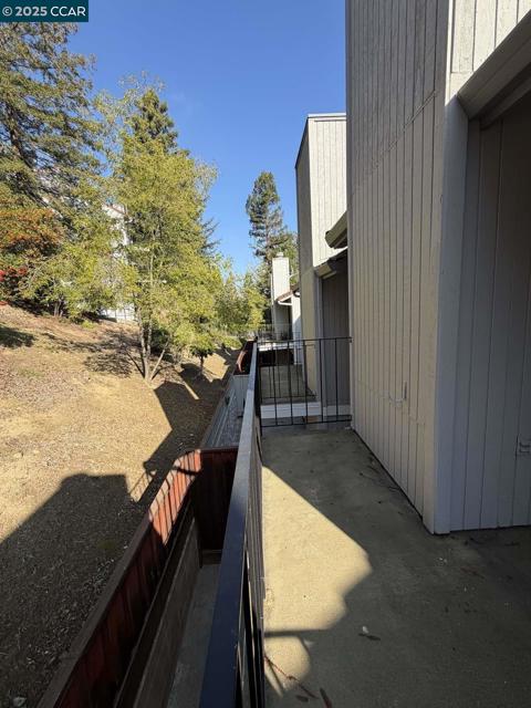 105 Via Cabrera Ln, Martinez CA: https://media.crmls.org/mediaz/c282107b-054e-45e5-af8e-d07ce903b3ae.jpg