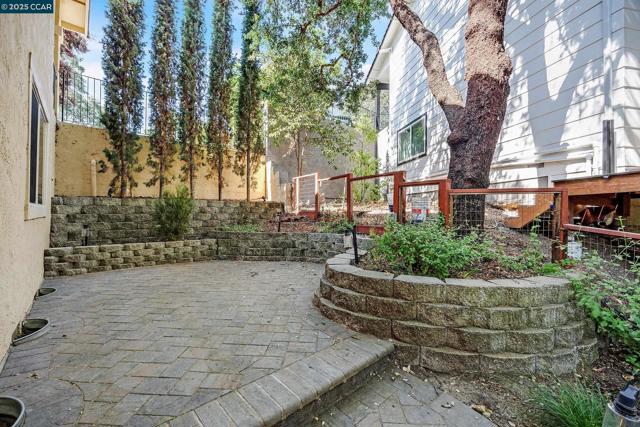 14 Saint Louis Ln, Pleasant Hill CA: https://media.crmls.org/mediaz/c282c613-f9d4-4415-977f-532470d3936d.jpg