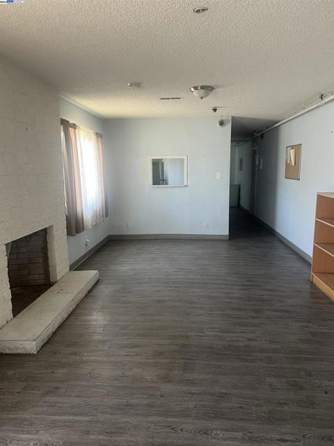 4201 West St, Oakland CA: https://media.crmls.org/mediaz/c2833eb2-7937-432f-b57f-8b1a6d09e588.jpg