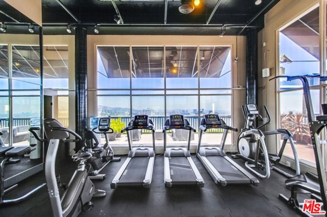 7250 Franklin Avenue, Los Angeles CA: https://media.crmls.org/mediaz/c283ac27-198d-4e4e-99d5-48a927914a64.jpg
