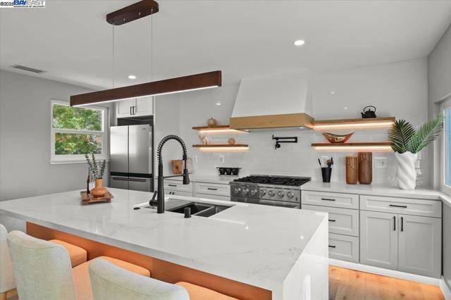 5277 Winifred Dr, Castro Valley CA: https://media.crmls.org/mediaz/c2851675-9e2a-4422-889e-392da607887f.jpg